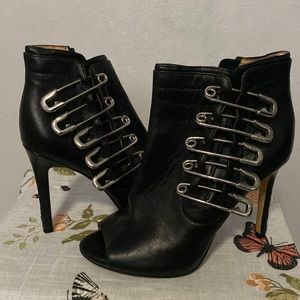 Katy Perry
Women's Black 100mm Unity Pins Leather Ankle Boots Size 5